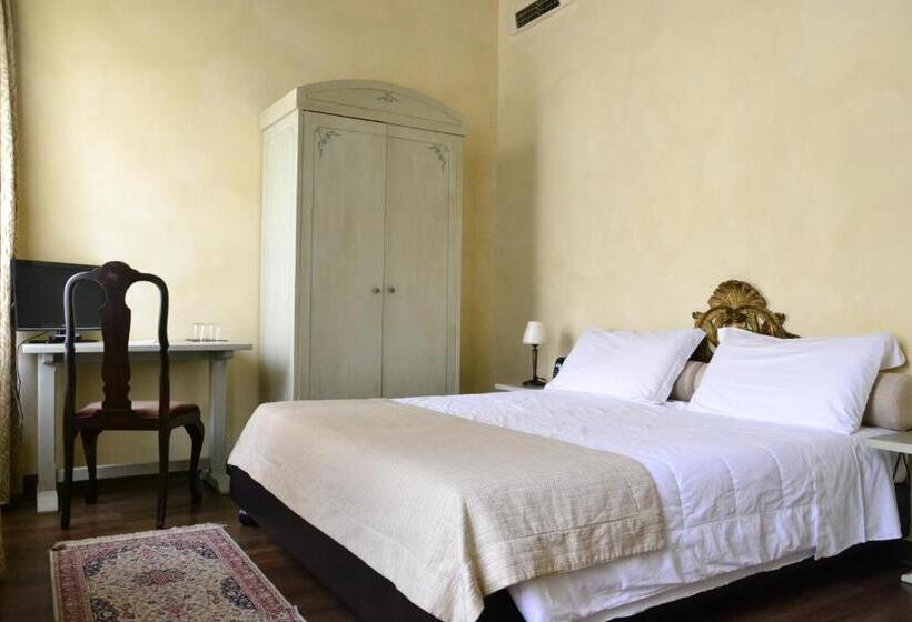 חדר סטנדרט לשלושה, Castello Di Compiano Hotel Relais Museum