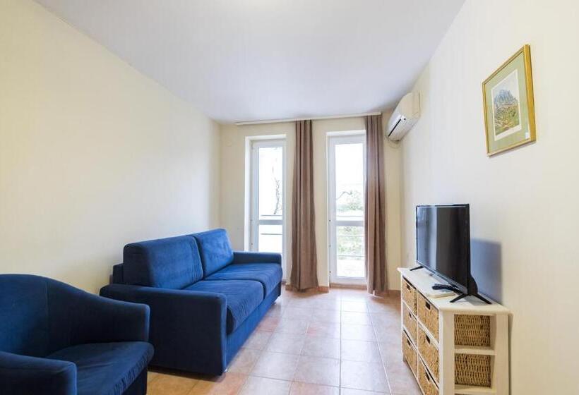 غرفة عائلية مطلّة علي الجبل, Aparthotel Roccia