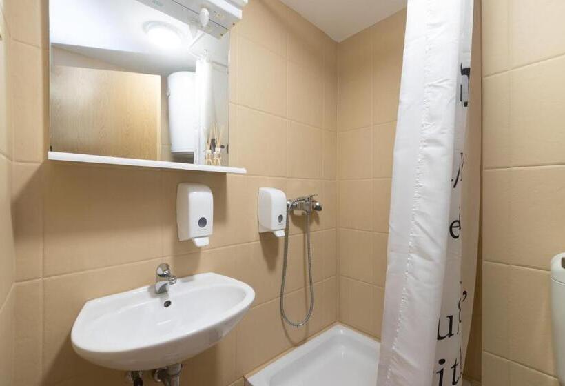 غرفة عائلية مطلّة علي الجبل, Aparthotel Roccia