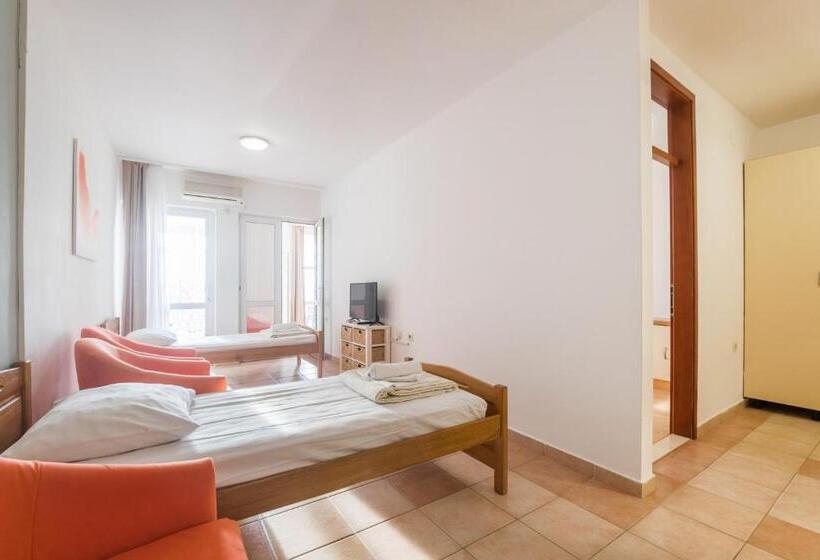 غرفة عائلية مطلّة علي البحر, Aparthotel Roccia