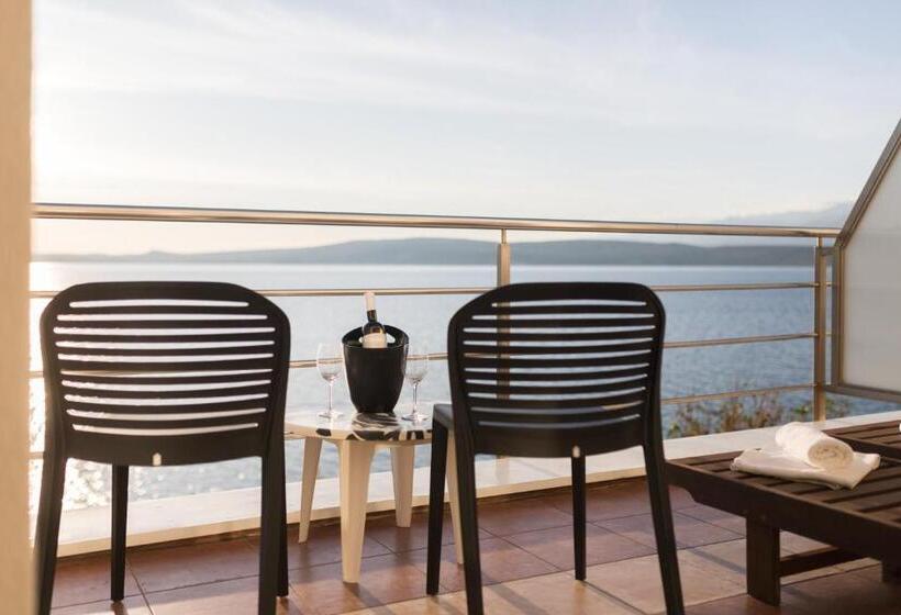 Номер Deluxe Вид на Море, Aparthotel Roccia