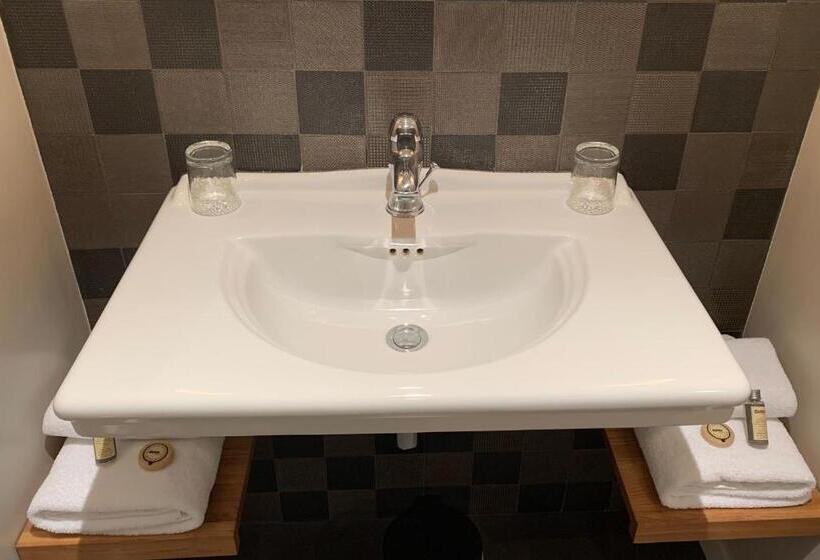 스탠다드 룸 킹사이즈 침대, Clos De La Court D Aron