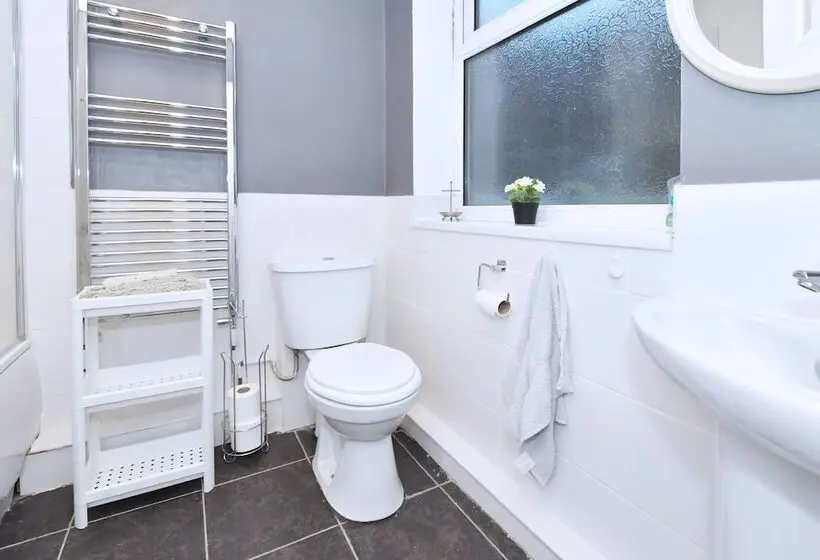 バス共有のスタンダードルーム, Townhouse @ Hanley Road Stoke