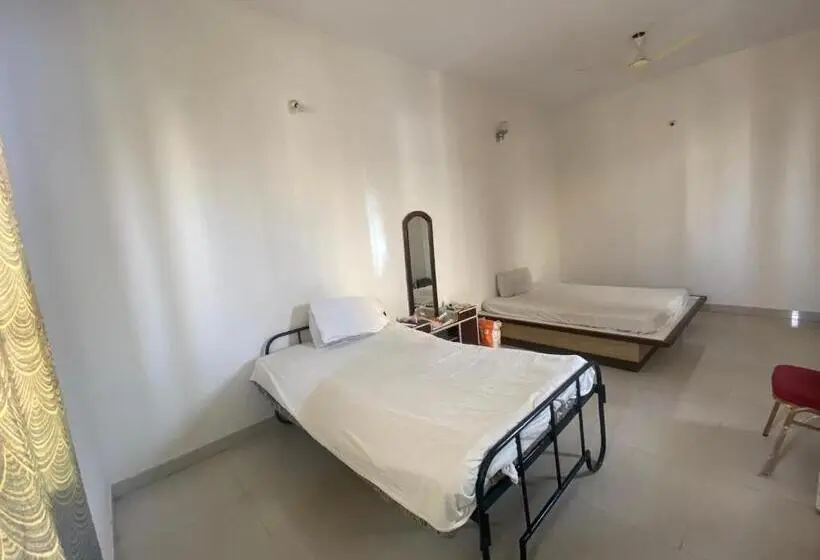 ルームシェアのワンベッド, Sri Vaari Residency