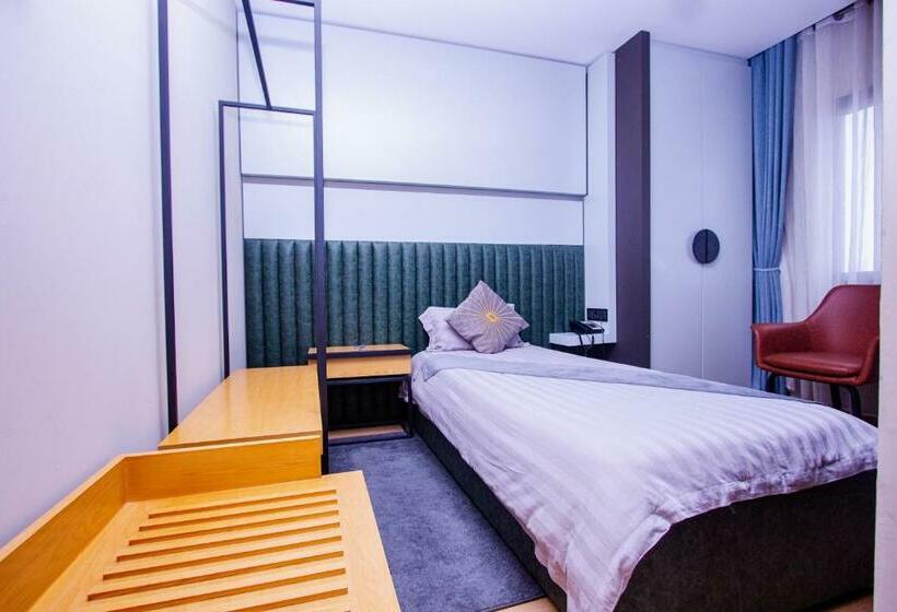 غرفة قياسية فردية, Uzeir