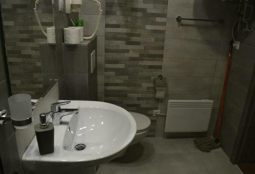 إستديو عائلى, Cazare 77