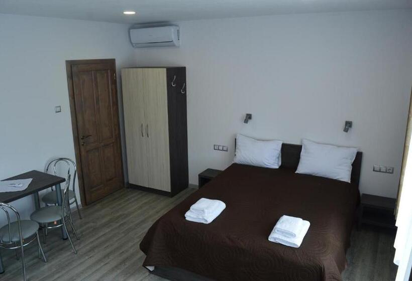 إستديو عائلى, Cazare 77