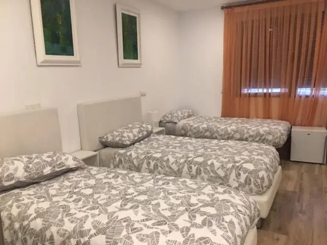 اتاق استاندارد چهار تخته, Rooms H Skyline