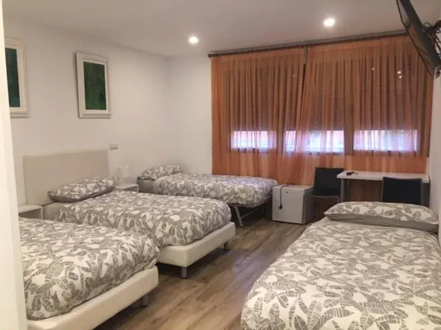اتاق استاندارد چهار تخته, Rooms H Skyline