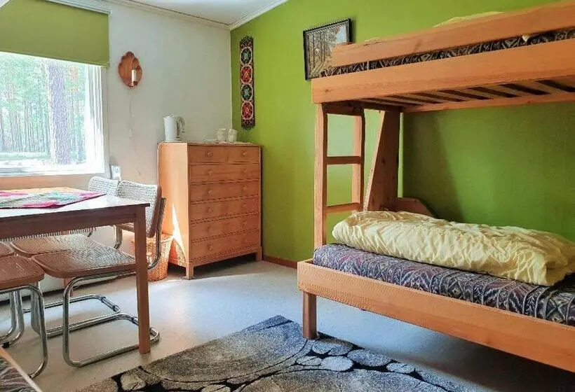 庭の見えるスタンダードトリプルルーム, Hostel And Vandrarhem Lupin Naturcamping Lagom