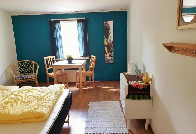 庭の見えるシングルルーム, Hostel And Vandrarhem Lupin Naturcamping Lagom