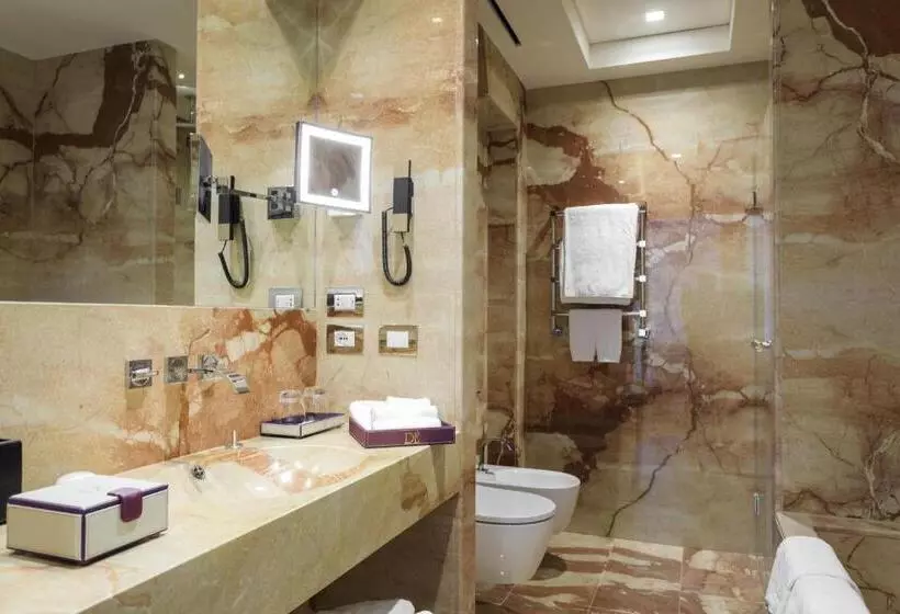 اتاق لوکس با چشم‌انداز دریا, Grand Hotel Des Etrangers