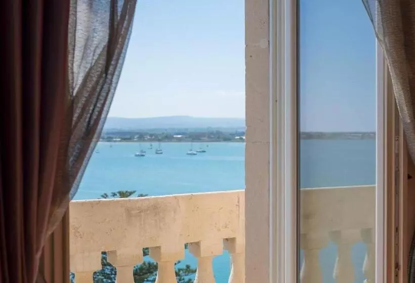اتاق لوکس با چشم‌انداز دریا, Grand Hotel Des Etrangers