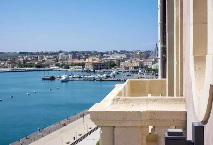 سوییت جونیور با چشم‌انداز دریا, Grand Hotel Des Etrangers
