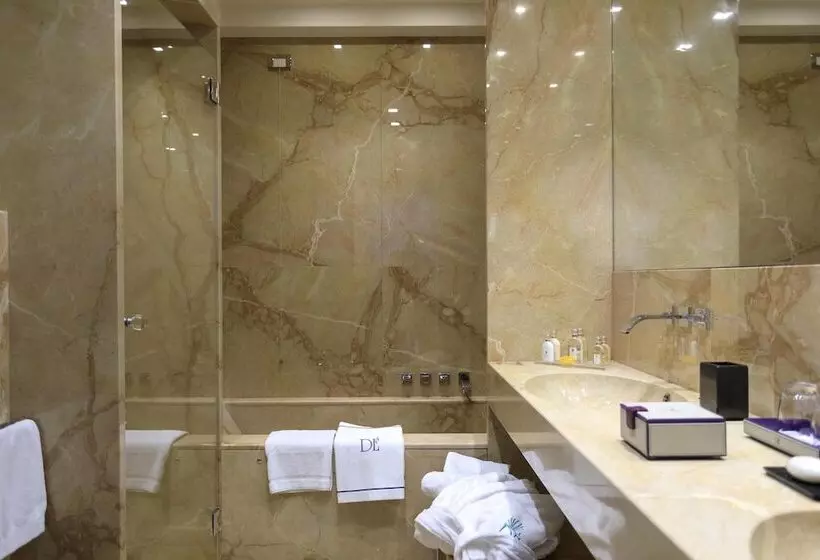 اتاق لوکس با چشم‌انداز دریا, Grand Hotel Des Etrangers