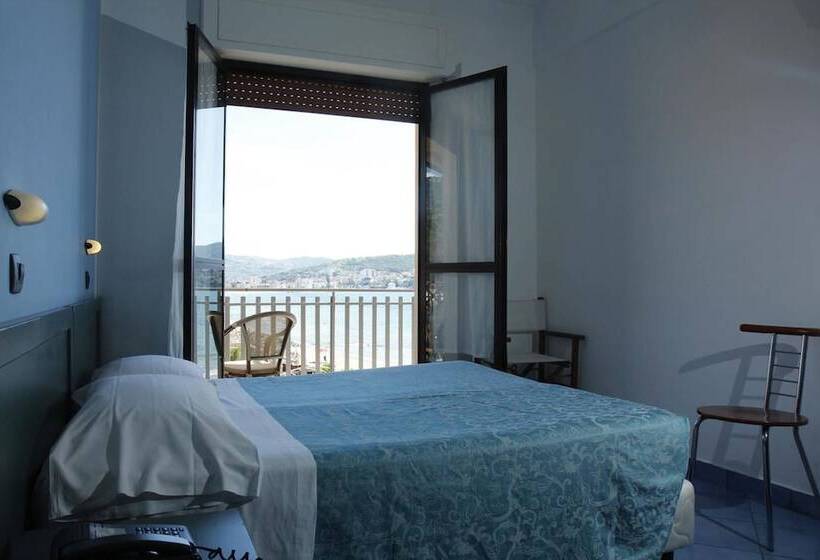 غرفة قياسية مطلّة علي البحر مزوَّدة بشُرفة, La Darsena