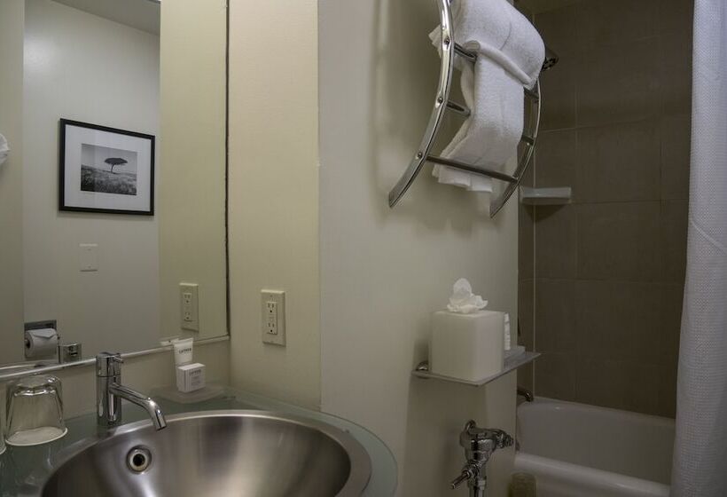 חדר דלוקס, Lucia