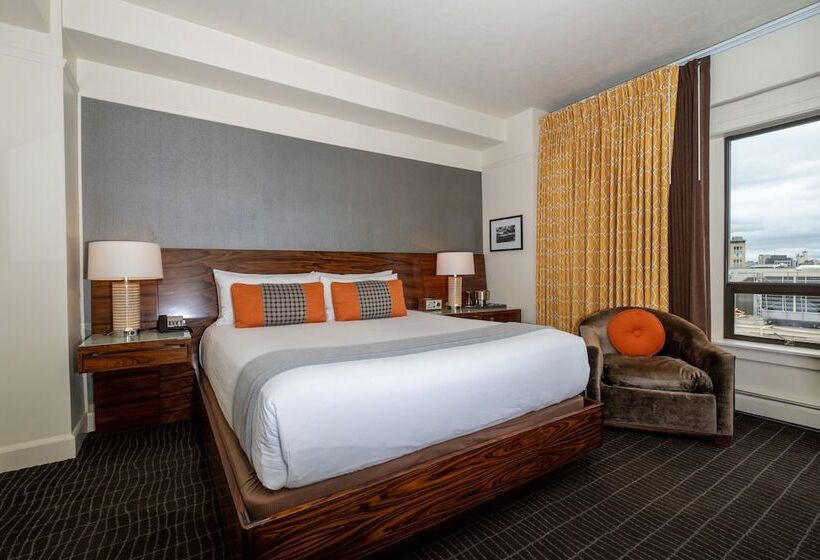 חדר פרמיום, Lucia