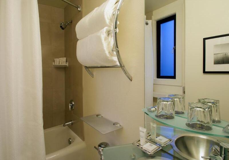 חדר דלוקס, Lucia