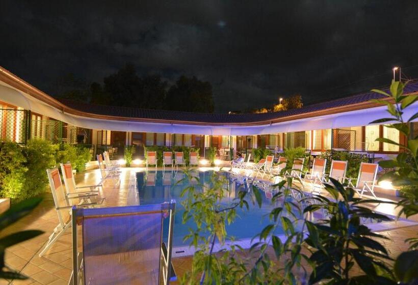 غرفة قياسية مطلّة علي حمام السباحة, La Darsena