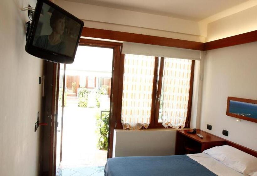 غرفة قياسية مطلّة علي حمام السباحة, La Darsena