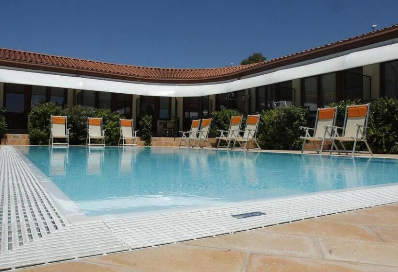 غرفة قياسية مطلّة علي حمام السباحة, La Darsena