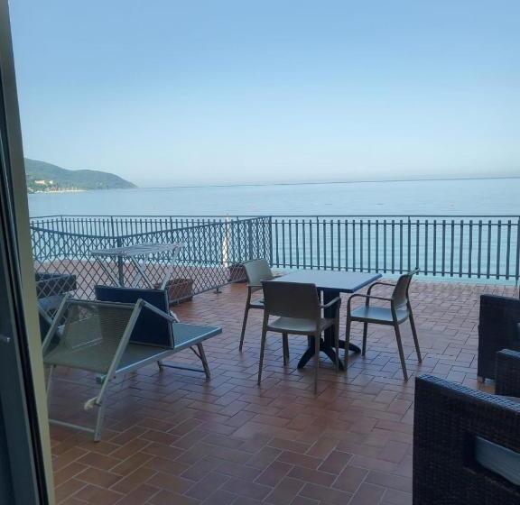 غرفة قياسية ثلاثية مزودة بتراس, La Darsena