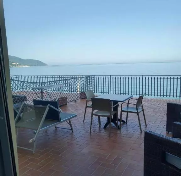 テラス付スタンダードルーム, La Darsena