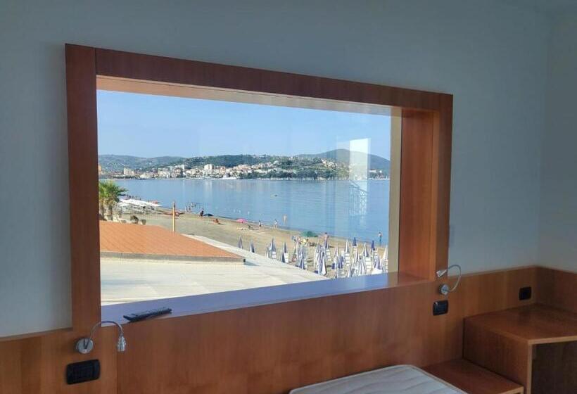 غرفة قياسية ثلاثية مزودة بتراس, La Darsena