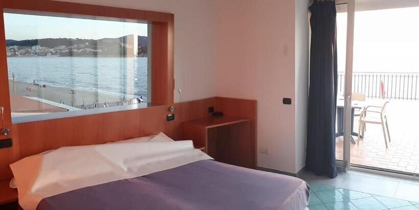 غرفة قياسية ثلاثية مزودة بتراس, La Darsena