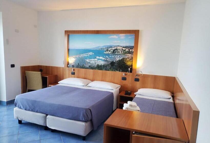 غرفة قياسية ثلاثية مزودة بتراس, La Darsena