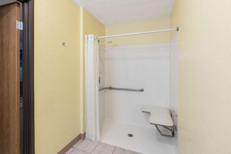 غرفة قياسية سرير كينج, Super 8 By Wyndham Fountain