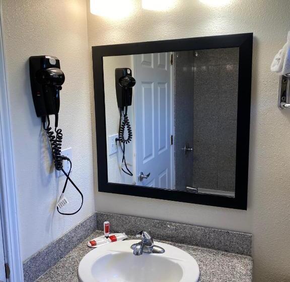חדר סטנדרט עם מיטת קינג, Super 8 By Wyndham Monterey