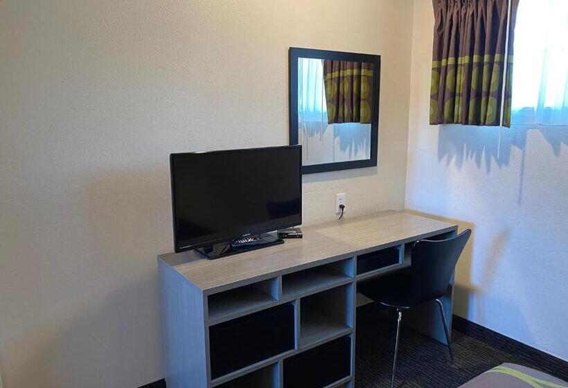 Номер Deluxe, Super 8 By Wyndham Monterey