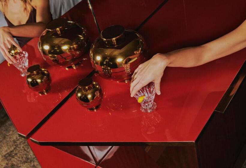 小型套房, The Manner