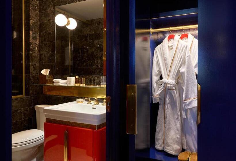 带大床的豪华间, The Manner