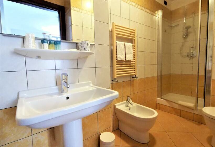 اتاق استاندارد سه نفره, Venini