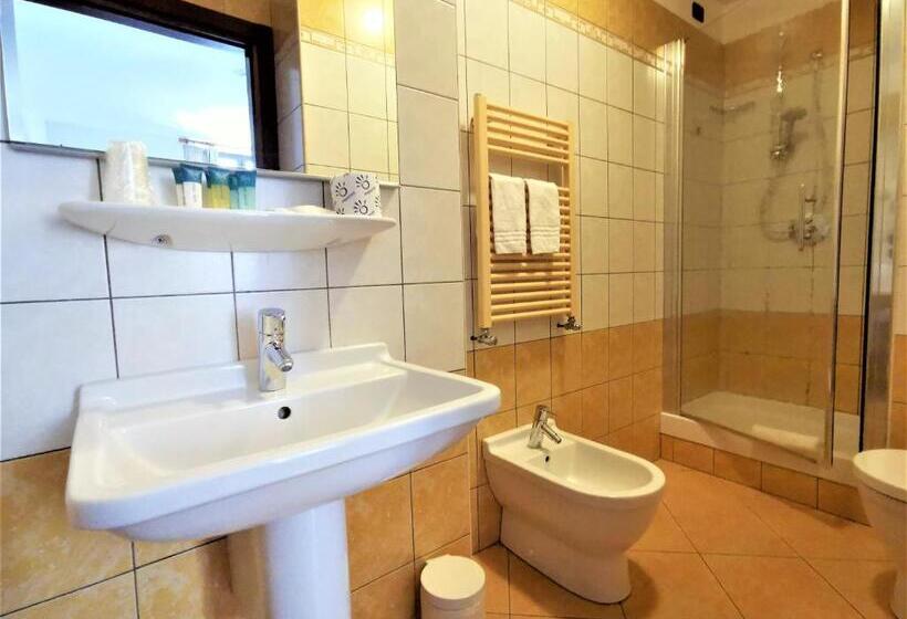 اتاق استاندارد سه نفره, Venini