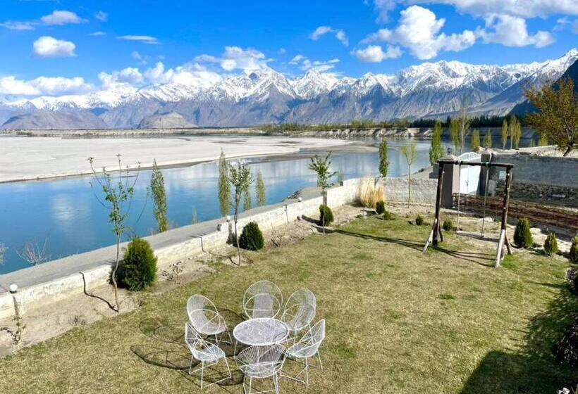 デラックストリプルルーム, Indus View Hotel Skardu