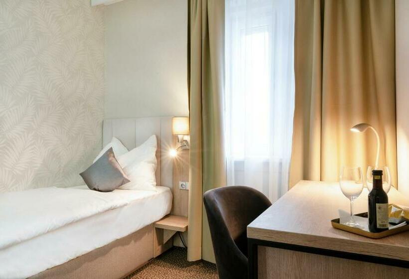 エコノミーシングルルーム, Karolina