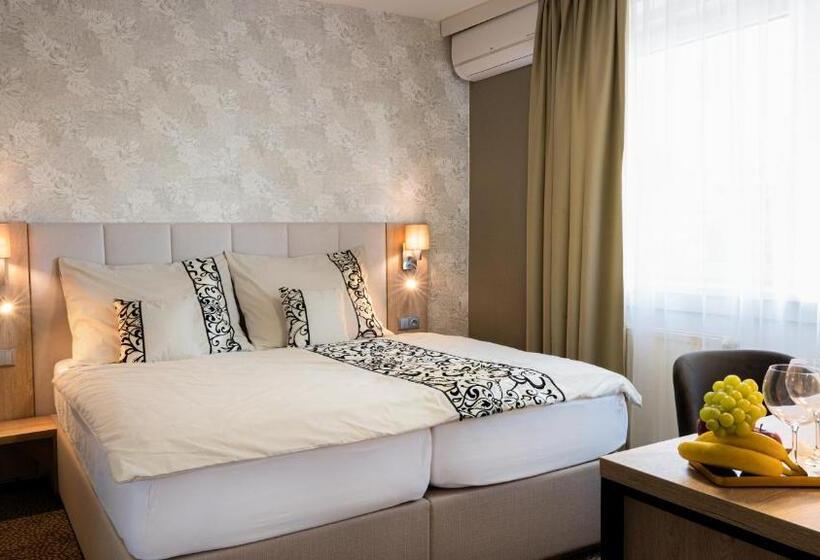 スタンダードルーム, Karolina