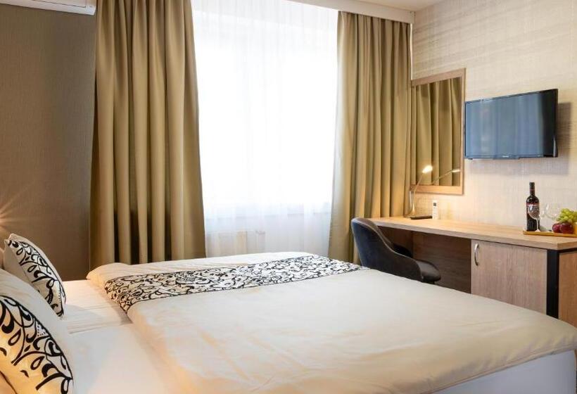 スタンダードルーム, Karolina