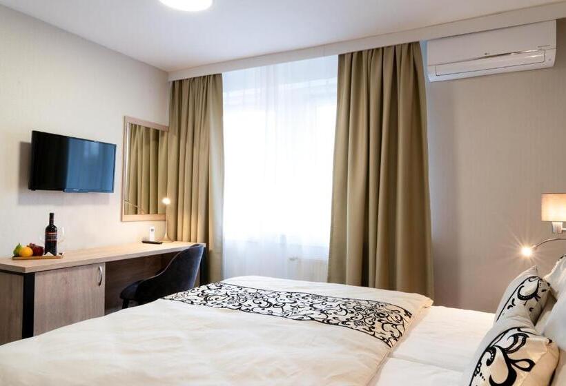 スタンダードルーム, Karolina