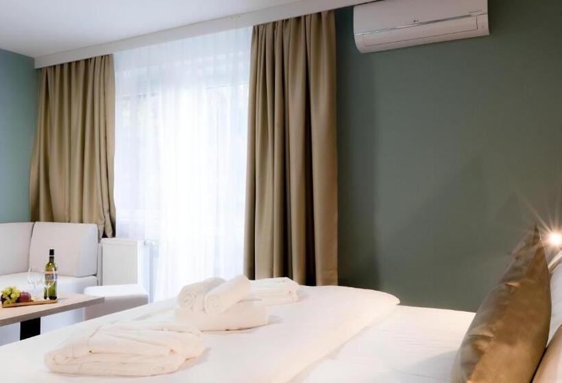 高级大房间, Karolina