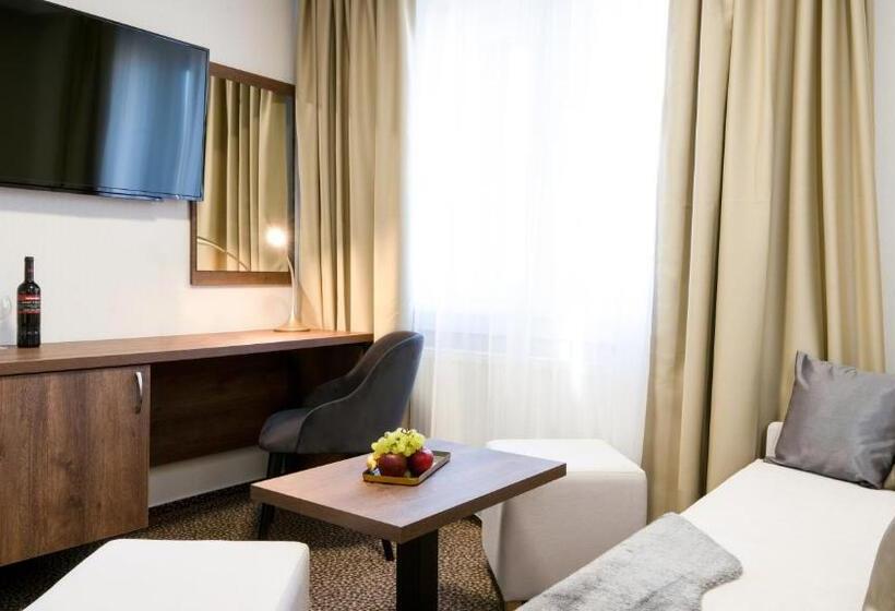 デラックスルーム, Karolina