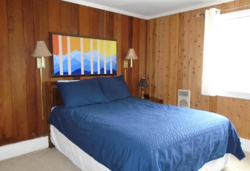 침실 3개 아파트, Cedar Village Condominiums