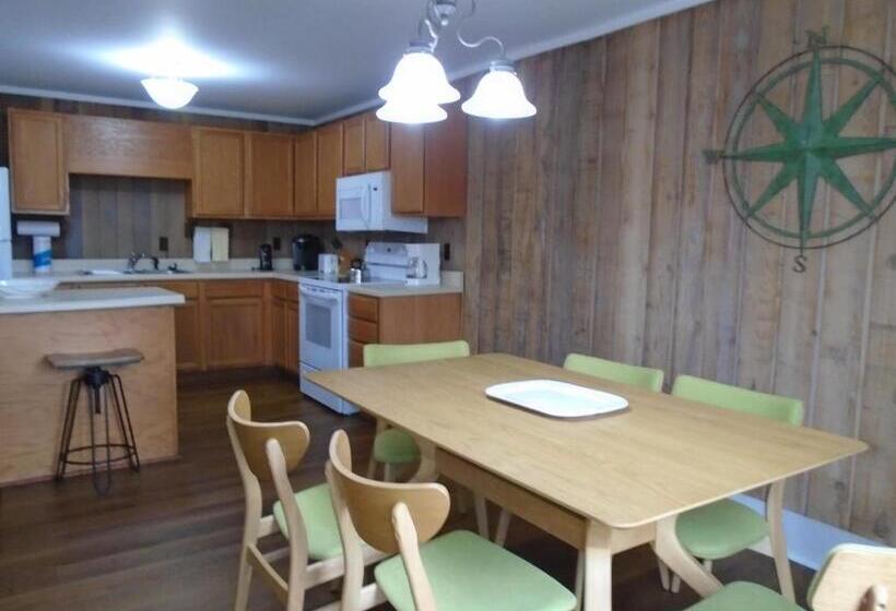 침실 3개 아파트, Cedar Village Condominiums