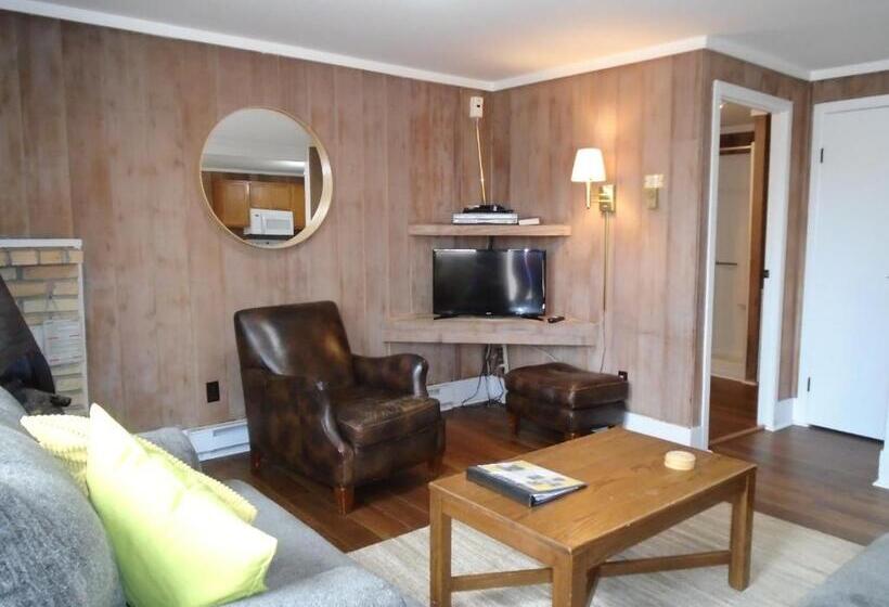 침실 3개 아파트, Cedar Village Condominiums
