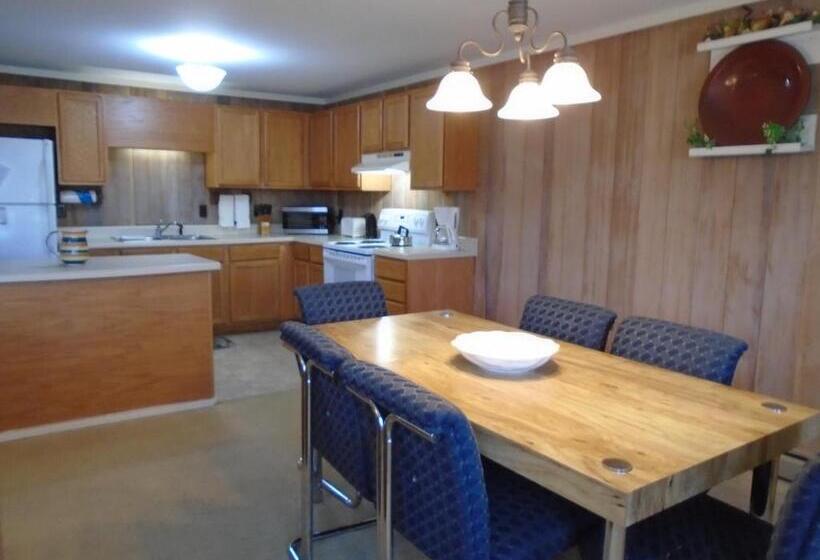 침실 3개 아파트, Cedar Village Condominiums