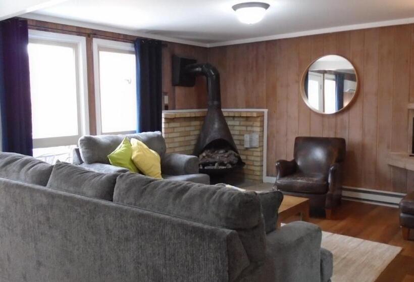 침실 3개 아파트, Cedar Village Condominiums